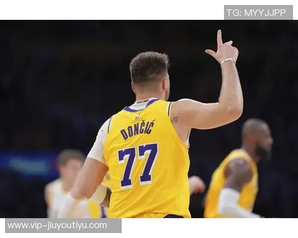 东契奇赞詹姆斯独特视角称其为团队带来巨大帮助