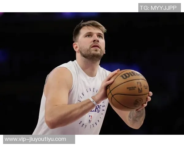 东契奇伤病状态升级为出战成疑明日能否回归NBA杯成焦点 东契奇伤病状态升级为出战成疑明日能否回归NBA杯成焦点