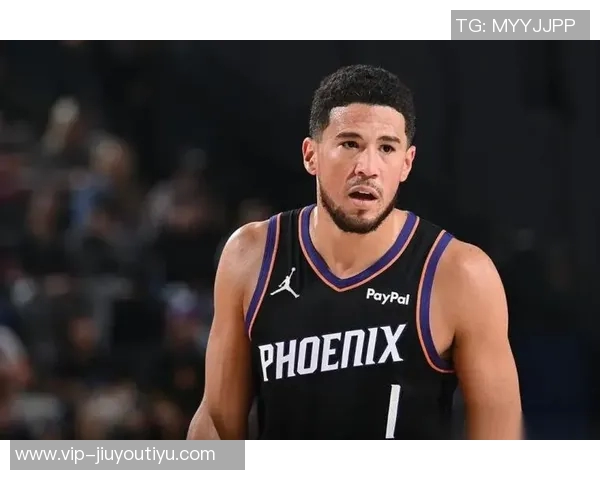 布克半场表现出色10投6中斩获15分并罚球全中助力球队稳定火力 布克半场表现出色10投6中斩获15分并罚球全中助力球队稳定火力