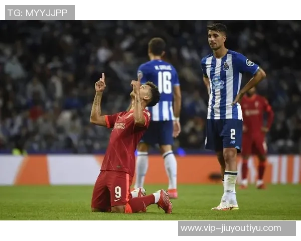 德里欧赛后高举欧冠MVP奖杯庆祝对利物浦的精彩表现与进球荣耀 德里欧赛后高举欧冠MVP奖杯庆祝对利物浦的精彩表现与进球荣耀