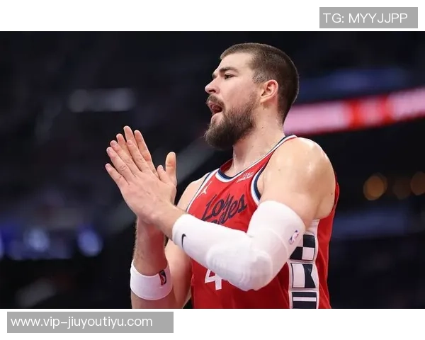 小卡强调季前赛与训练相似强调防守体系的重要性与持续打磨 小卡强调季前赛与训练相似强调防守体系的重要性与持续打磨